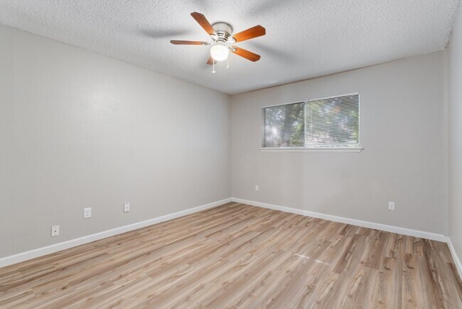 Building Photo - 10503 Little Pebble Dr