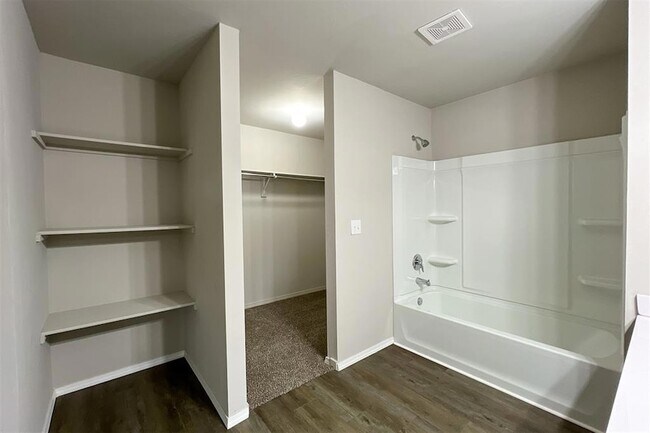 Building Photo - 4301 Driftwood Dr