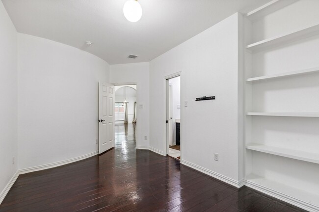 Building Photo - Luxurious in Little Elm