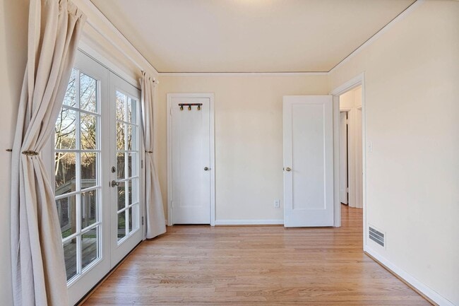 Building Photo - Adorable 2-bdrm/1-bath mid-century modern. Private backyard, sauna, washer/dryer, & more!