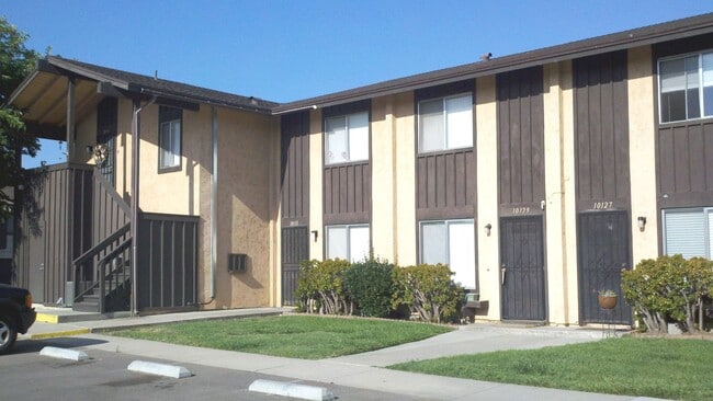 Building Photo - Updated 2BR/1BA 2 Story Townhome in Park Like setting in Santee
