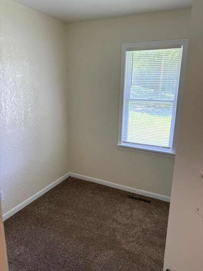 Building Photo - 2+ bedroom- Available now $1,000
