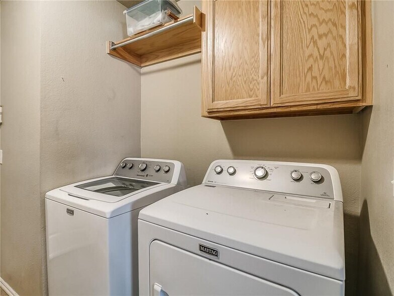 Building Photo - 8000 Woodhue Dr