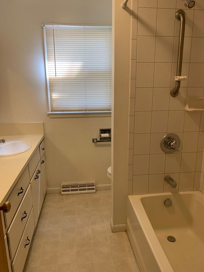 Building Photo - 3 bedroom, 1.5 Bath Home located near Skyv...