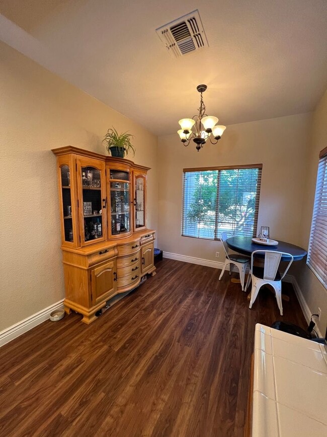 Building Photo - 3 Bedroom - Heart of Roseville