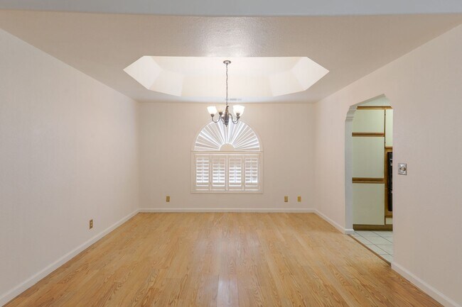 Building Photo - Great 1st Floor 2 Bed Condo