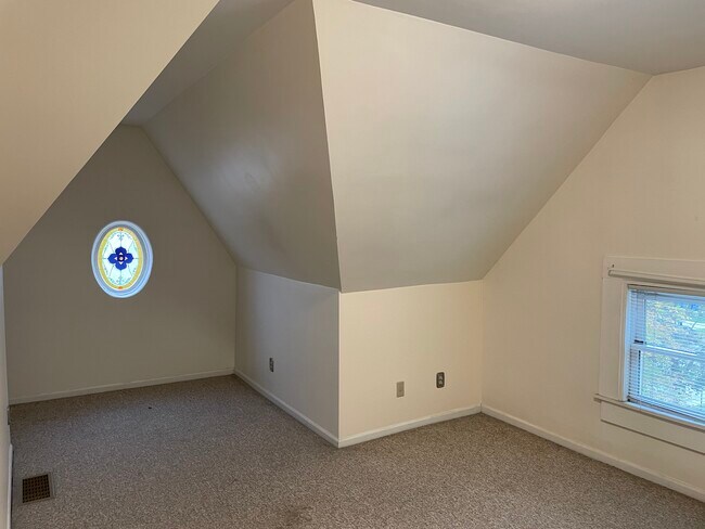 Building Photo - 235 Lyon St NE