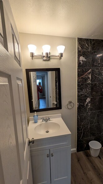 Building Photo - 1004 NE 28th St