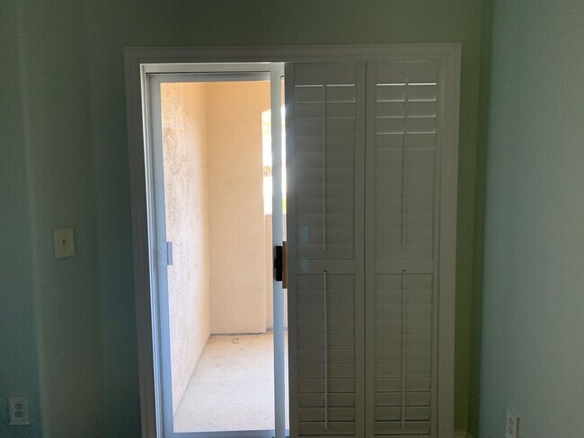 Building Photo - Lovely furnished Green Valley condo in Res...