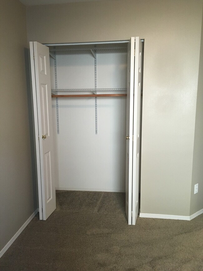 Building Photo - Your Terrace Heights Retreat- Spacious com...