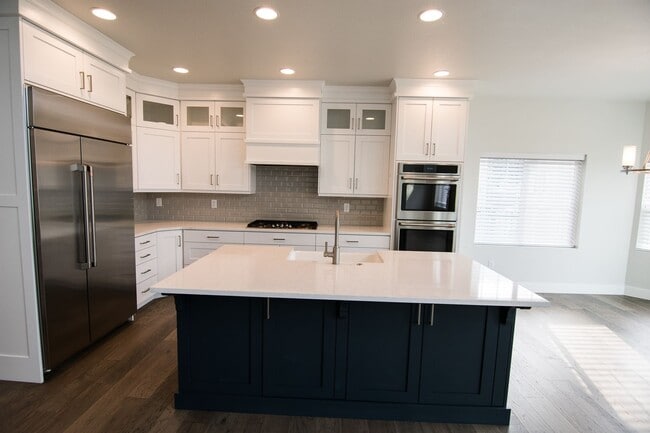 Building Photo - Gorgeous 2-Story Home In a Gated Community!