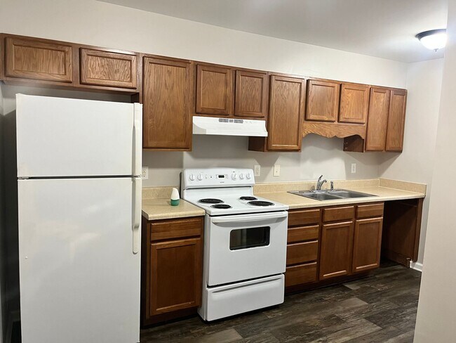 Building Photo - Two bedroom, 1.5 bath condo in High Point--Oakmont Condominiums