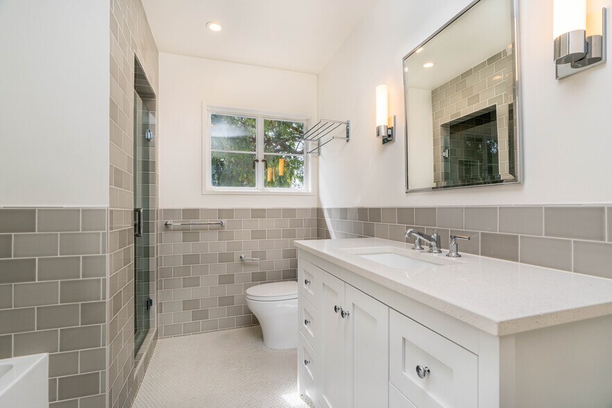 Building Photo - 5161 Village Grn