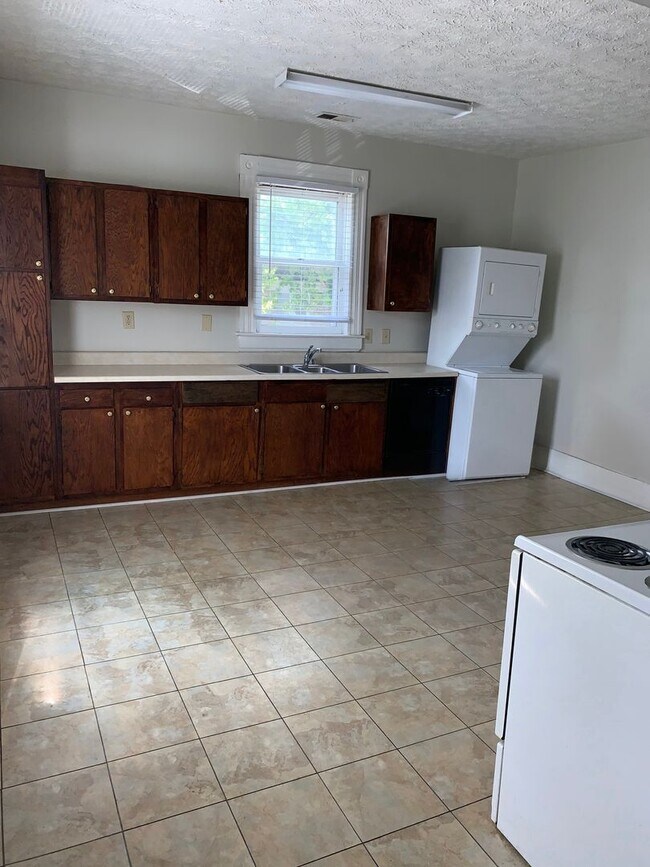 Building Photo - NOW LEASING FOR FALL ‘26