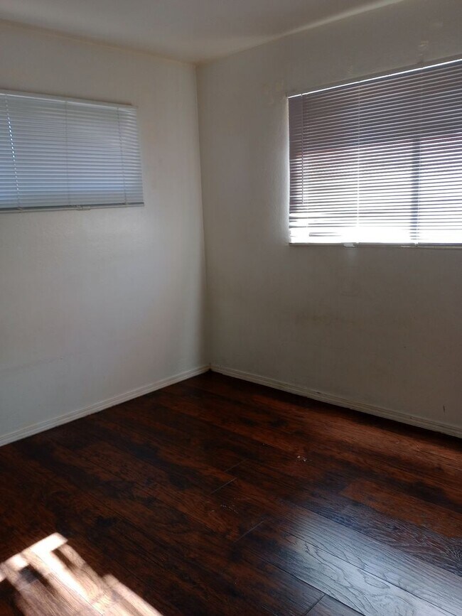 Building Photo - 1208 E Virginia Way