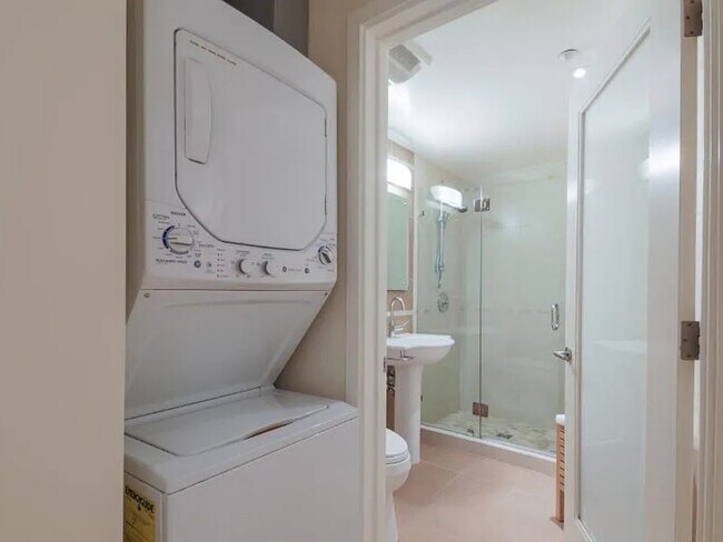 Building Photo - 1725 Washington St