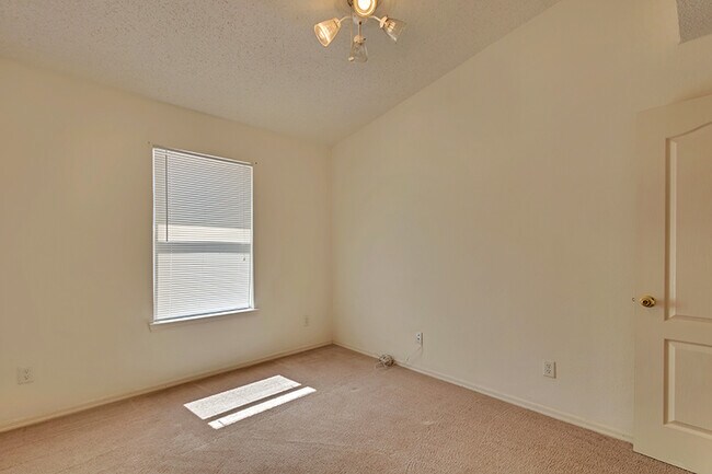 Building Photo - 1417 Plaza Verde Dr