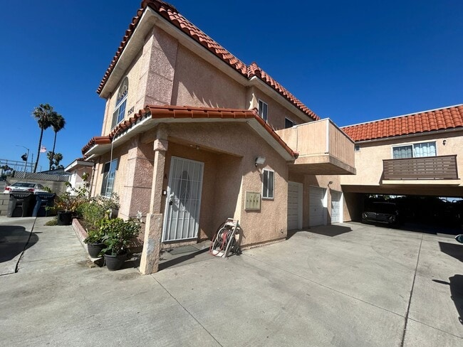Building Photo - Newly Renovated 3 Bed / 2.5 Bath Apartment for Rent – Prime Huntington Beach Location!