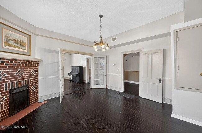 Building Photo - Ideal for Medical Professionals & Students – Spacious 5BR Near Downtown