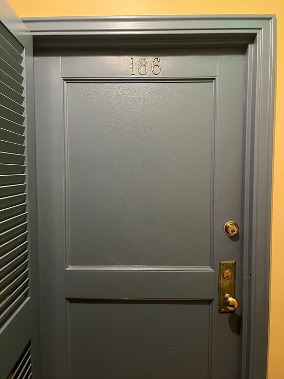 Building Photo - 988 Memorial Dr