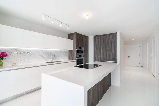 Building Photo - 851 NE 1st Ave