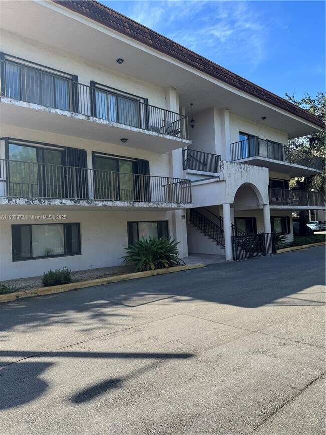 Building Photo - 4725 SW 62nd Ave