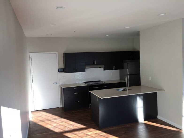 Building Photo - 84 Main St