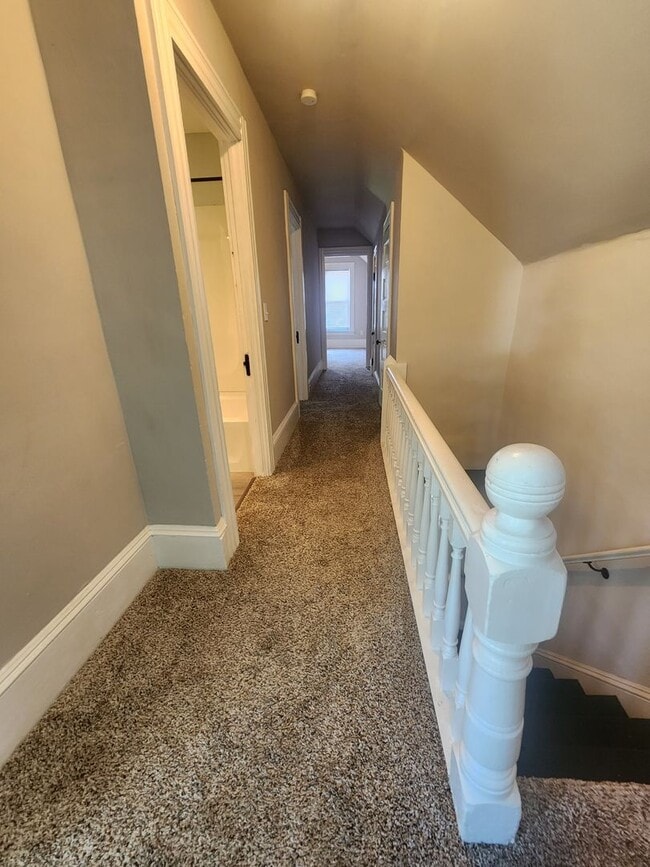 Building Photo - Renovated Private Home