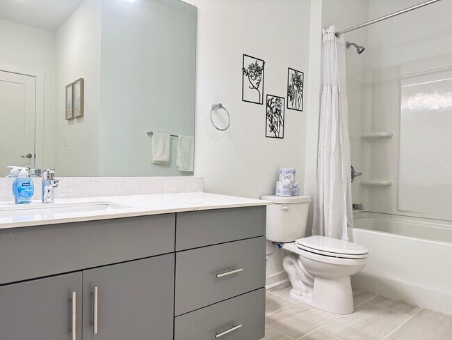 Building Photo - 525 Parkway Dr NE