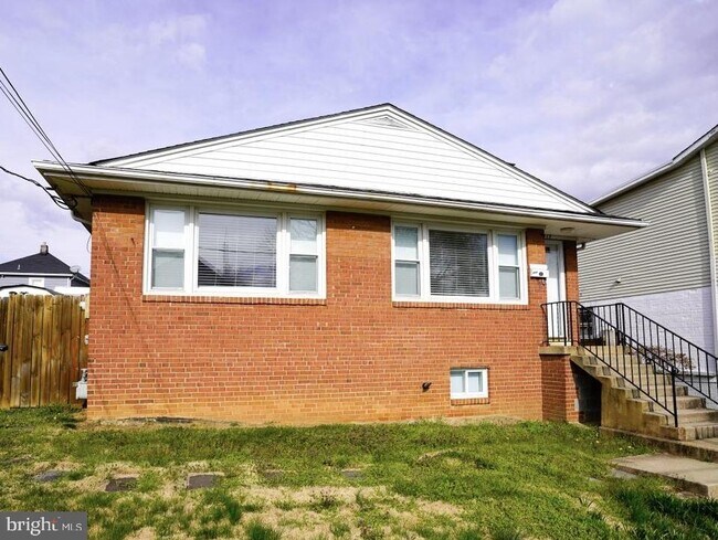 Building Photo - 2017 N Cameron St