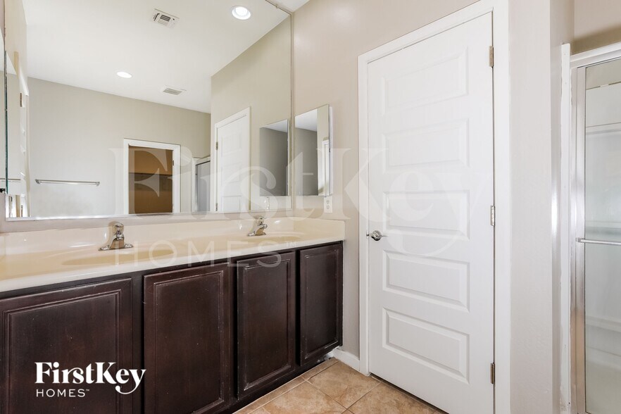 Building Photo - 732 Carlsbad Dr