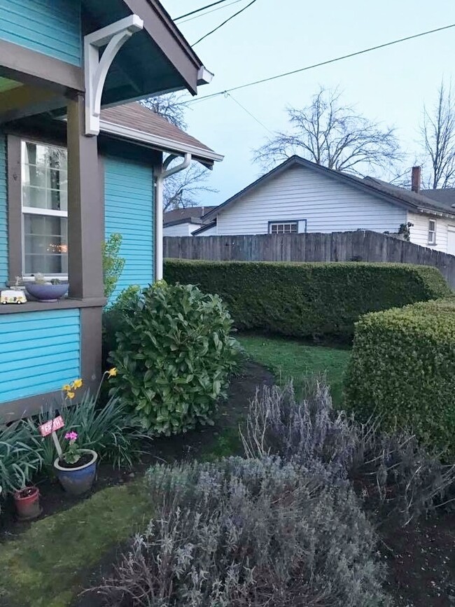 Building Photo - Cute 2 bed/1 bath bungalow near Springfiel...