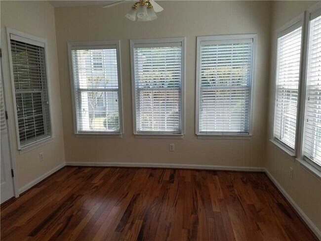 Building Photo - 6000 Carlow Ct SE