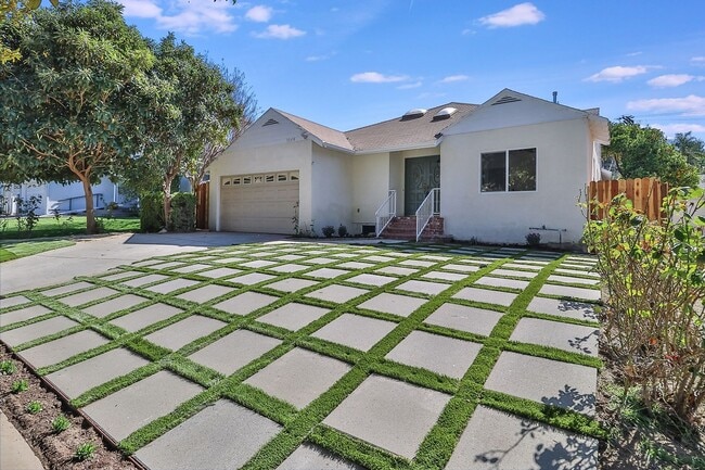 Building Photo - MOVE-IN READY 5BR w/pool + separate guest space w/half bath!