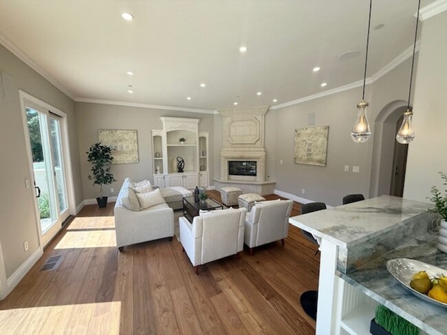 Building Photo - Luxury Two-Story 4BD/4.5BA Home, Located i...