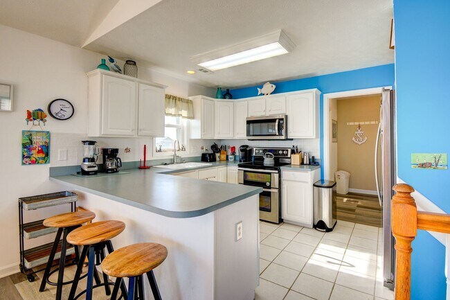 Building Photo - OCEAN FRONT *Off Season Rental* Fully Furn...