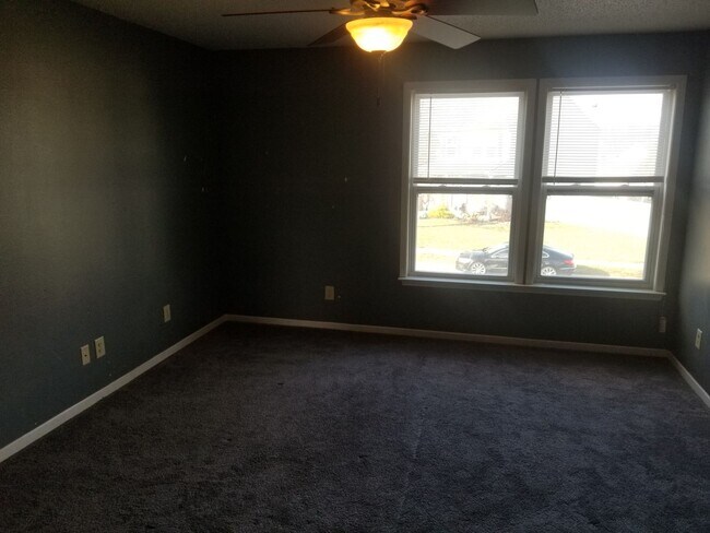 Building Photo - 3 Bd 2.5 Ba Townhome with attached garage
