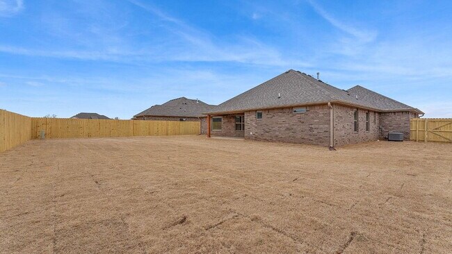 Building Photo - "Charming 3-Bedroom Retreat with Granite Finishes & Cozy Fireplace in Farmington!"