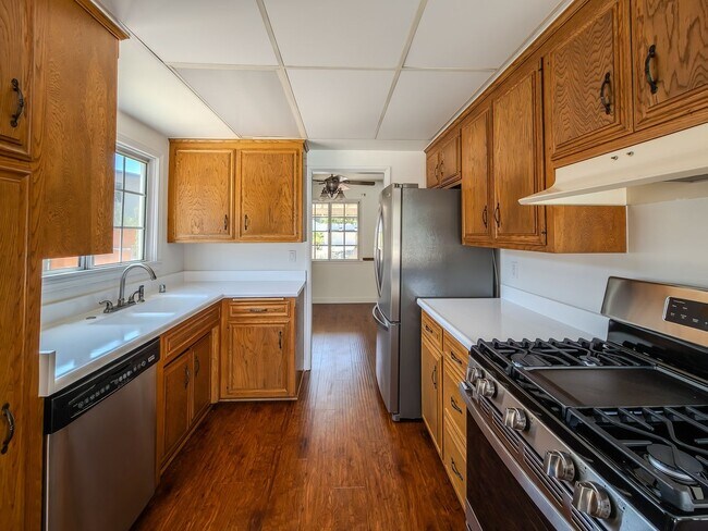 Building Photo - Stunning 3BD/2BA located in beautiful Sunl...