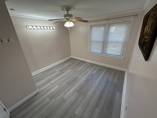 Building Photo - 1216 Elm St