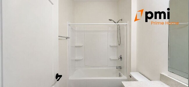 Building Photo - Stunning 5?Bedroom Home with 3 Bathrooms Single Family House.