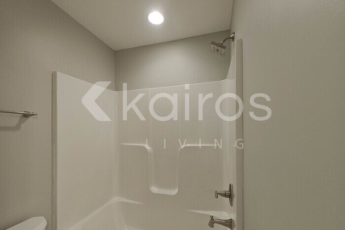 Building Photo - 922 12th Ln