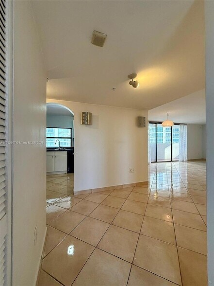 Building Photo - 555 NE 30th St