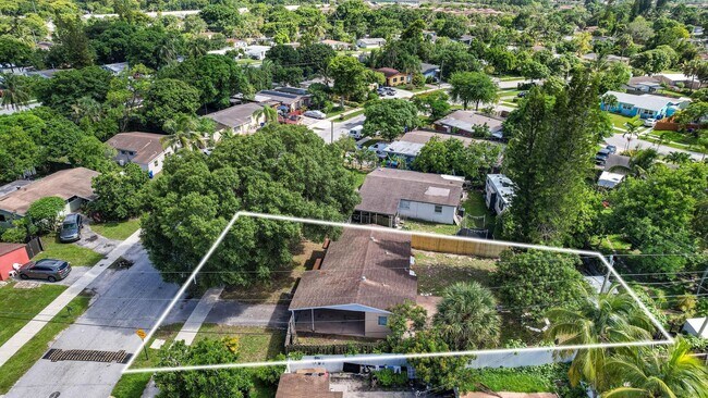 Building Photo - 6111 NW 43rd Ave