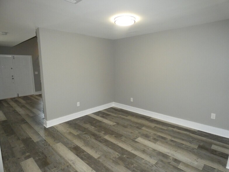 Building Photo - 14212 NE 4th Ave