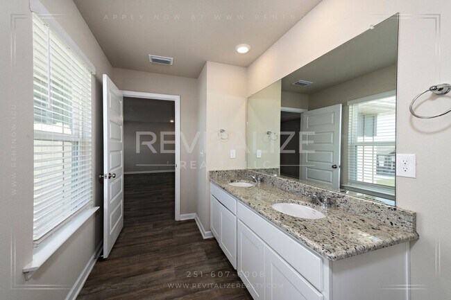 Building Photo - Stunning 2-Story 4 BD 2.5 BA House in Span...