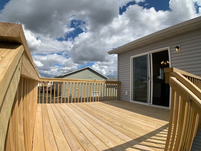 Building Photo - 3 Bed 2.5 Bath Single Family Home