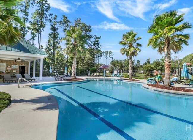 Building Photo - Perfect blend of luxury and comfort