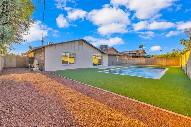 Building Photo - Completely Remodeled 6 bedroom/4 bath Home with New Pool