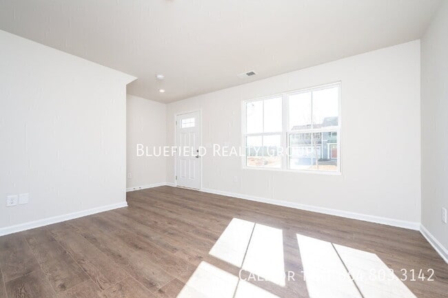 Building Photo - 886 Cranbrook Dr